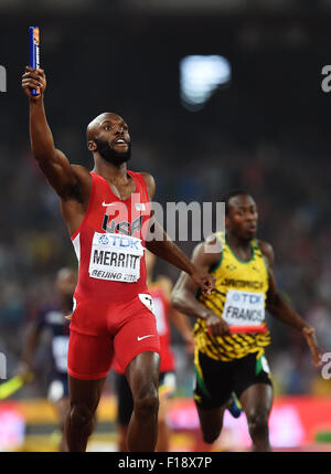 (150830) -- Pechino, il 30 agosto 2015 (Xinhua) -- LaShawn Merritt (R) degli Stati Uniti celebra dopo gli uomini 4x400m finale al 2015 mondiali IAAF Champships presso la "Bird's Nest' dello Stadio Nazionale di Pechino, capitale della Cina, il 30 agosto 2015. (Xinhua/Li pista) Foto Stock