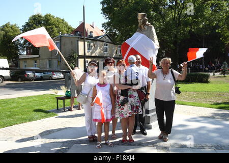 Gdansk, Polonia 30th, Agosto 2015 Inaugurazione dell'Danuta Sledzikowna "Inka" cerimonia monumento , il leggendario infermiere di AK . InkaÕs corpo è stato trovato in una fossa comune al Cimitero Militare di Gdansk e identificate all'inizio del 2015. Credito: Michal Fludra/Alamy Live News Foto Stock