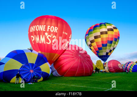 I palloni ad aria calda a preparare il lancio a Strathaven Balloon Festival Foto Stock