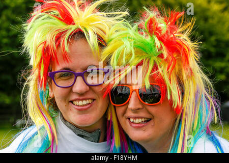 Kilwinning, Ayrshire, in Scozia, Regno Unito. Il 30 agosto, 2015. Più di 1200 corridori hanno preso parte alla carità 5 chilometro 'Colore Dash' attraverso i motivi di Eglinton parco vicino a Kilwinning, Ayrshire, in Scozia per raccogliere fondi per l'Ayrshire Hospice di Ayr. La Carità aveva sperato per 500 partecipanti e sono stati felici di avere così tante persone si rivolgono a supportare e raccogliere fondi per l'Ospizio. Credito: Findlay/Alamy Live News Foto Stock