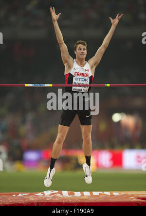 (150830) -- Pechino, il 30 agosto 2015 (Xinhua) -- Canada Derek Drouin celebra durante gli uomini salto in alto finale al 2015 mondiali IAAF Champships presso la "Bird's Nest' dello Stadio Nazionale di Pechino, capitale della Cina, il 30 agosto 2015. (Xinhua/Fei Maohua) Foto Stock