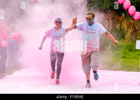 Kilwinning, Ayrshire, in Scozia, Regno Unito. Il 30 agosto, 2015. Più di 1200 corridori hanno preso parte alla carità 5 chilometro 'Colore Dash' attraverso i motivi di Eglinton parco vicino a Kilwinning, Ayrshire, in Scozia per raccogliere fondi per l'Ayrshire Hospice di Ayr. La Carità aveva sperato per 500 partecipanti e sono stati felici di avere così tante persone si rivolgono a supportare e raccogliere fondi per l'Ospizio. Credito: Findlay/Alamy Live News Foto Stock