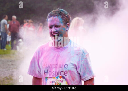 Kilwinning, Ayrshire, in Scozia, Regno Unito. Il 30 agosto, 2015. Più di 1200 corridori hanno preso parte alla carità 5 chilometro 'Colore Dash' attraverso i motivi di Eglinton parco vicino a Kilwinning, Ayrshire, in Scozia per raccogliere fondi per l'Ayrshire Hospice di Ayr. La Carità aveva sperato per 500 partecipanti e sono stati felici di avere così tante persone si rivolgono a supportare e raccogliere fondi per l'Ospizio. Credito: Findlay/Alamy Live News Foto Stock