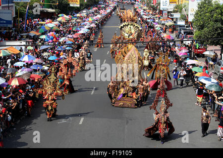 (150830) -- JEMBER, il 30 agosto 2015 (Xinhua) -- esecutori partecipare alla moda Jermber Carnevale 2015 in Jember di East Java, Indonesia, il 30 agosto 2015. (Xinhua/Kurniawan) (djj) Foto Stock