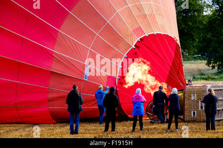 In mongolfiera ad aria calda a preparare il lancio in South Lanarkshire in Scozia Foto Stock