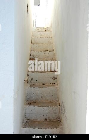 Piccola scalinata tra edifici del villaggio di Loutro Creta Grecia Foto Stock