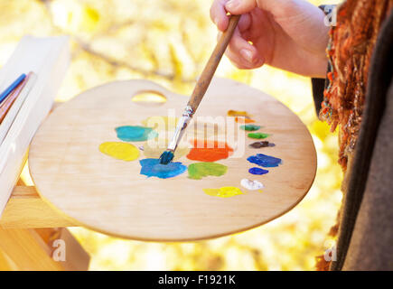 L'artista vernice mix di diversi colori sulla tavolozza Foto Stock