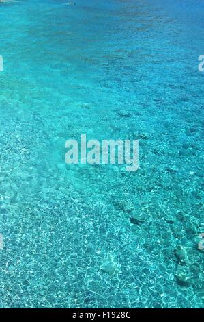 Azzurro acqua a Marmara beach nel sud di Creta Foto Stock