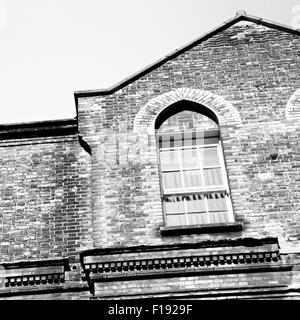 Vecchio windon in Inghilterra Londra in mattoni in vetro e la parete Foto Stock