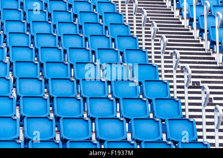 File di sedili blu in uno stadio Foto Stock