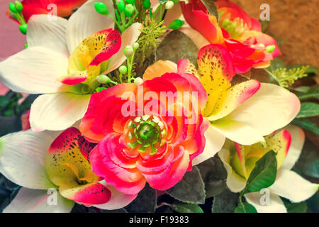 Bella rosa caldo e bianco fiori artificiali con boccioli e foglie, decorate in belle . Foto Stock