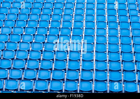 File di sedili blu in uno stadio Foto Stock