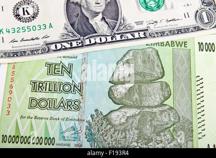 Zimbabwe dieci trilioni di dollari bill e un dollaro statunitense. Il concetto di inflazione Foto Stock