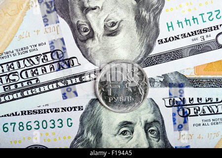 Coin un rublo contro lo sfondo di dollari sullo sfondo Foto Stock