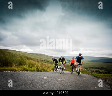 Sir Chris Hoy prendendo parte a una bicicletta sportiva nel Yorkshire Dales con altri piloti ospiti. Foto Stock