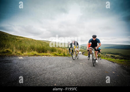 Sir Chris Hoy prendendo parte a una bicicletta sportiva nel Yorkshire Dales con altri piloti ospiti. Foto Stock