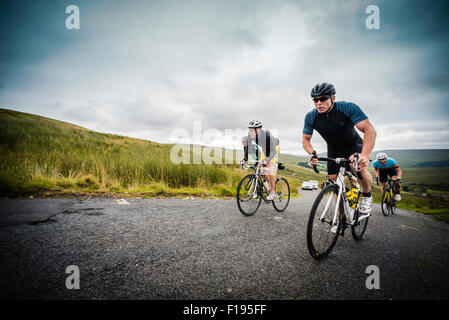 Sir Chris Hoy prendendo parte a una bicicletta sportiva nel Yorkshire Dales con altri piloti ospiti. Foto Stock