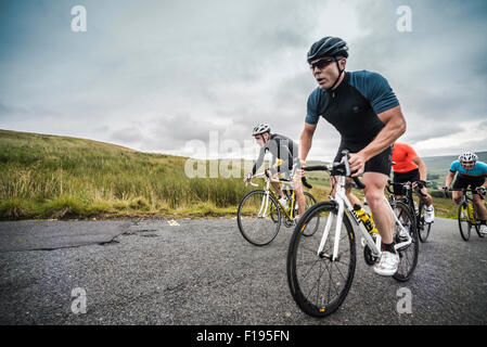 Sir Chris Hoy prendendo parte a una bicicletta sportiva nel Yorkshire Dales con altri piloti ospiti. Foto Stock