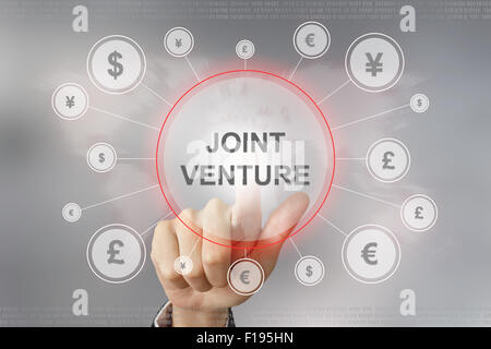 Spinta a mano di joint venture con il pulsante global networking concept Foto Stock