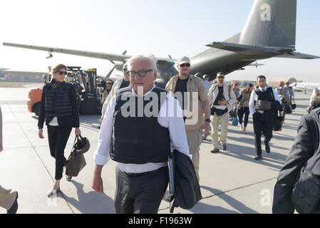 A Kabul, Afghanistan. Il 30 agosto, 2015. Il Ministro degli esteri tedesco Frank-Walter Steinmeier fuoriesce da un elicottero al composto della NATO a Kabul, Afghanistan, 30 agosto 2015. Steinmeier è su una due giorni di visita alla regione. Foto: RAINER JENSEN/DPA/Alamy Live News Foto Stock