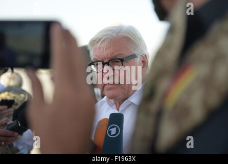 A Kabul, Afghanistan. Il 30 agosto, 2015. Il Ministro degli esteri tedesco Frank-Walter Steinmeier (SPD) parla alla stampa in aeroporto a Kabul, Afghanistan, 30 agosto 2015. Steinmeier è su una due giorni di visita alla regione. Foto: Rainer Jensen/dpa/Alamy Live News Foto Stock