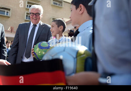 A Kabul, Afghanistan. Il 30 agosto, 2015. Il Ministro degli esteri tedesco Frank-Walter Steinmeier (SPD) risate con i bambini che hanno dato palloni da calcio, al Amani high school a Kabul, Afghanistan, 30 agosto 2015. Steinmeier è su una due giorni di visita alla regione. Foto: RAINER JENSEN/DPA/Alamy Live News Foto Stock