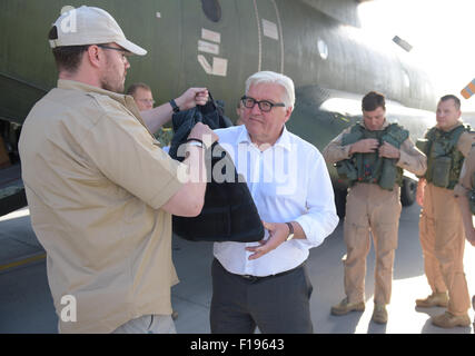 A Kabul, Afghanistan. Il 30 agosto, 2015. Il Ministro degli esteri tedesco Frank-Walter Steinmeier (C, SPD) mette su un giubbotto antiproiettile sulla pista dell'aeroporto a Kabul, Afghanistan, 30 agosto 2015. Steinmeier è su una due giorni di visita alla regione. Foto: RAINER JENSEN/DPA/Alamy Live News Foto Stock