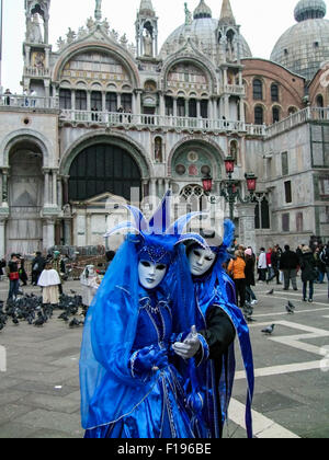 Persona non identificata con il carnevale veneziano maschera a Venezia, Italia. Foto Stock