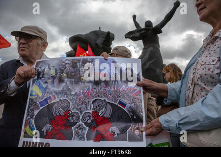 Mosca, Russia. Il 30 agosto, 2015. Gli attivisti di tenere un banner contro il conflitto in Ucraina durante una manifestazione contro le estorsioni di revisione di appartamento case a Mosca, Russia Credito: Nikolay Vinokurov/Alamy Live News Foto Stock