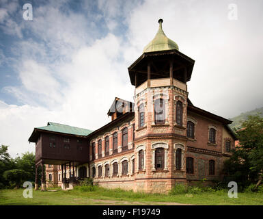 India, Jammu e Kashmir Srinagar, Khwaja Manzil casa Nishati, 1930s heritage home del Maharaja Hari Singh parte anteriore Foto Stock