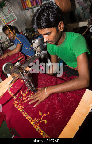 India, Jammu e Kashmir Srinagar, Città Vecchia, artigianato, giovane lavoratore macchina da ricamo decorazione pashmina Foto Stock