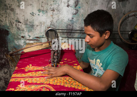 India, Jammu e Kashmir Srinagar, Città Vecchia, artigianato, giovane lavoratore macchina da ricamo decorazione pashmina Foto Stock