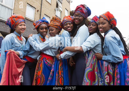 Londra, Regno Unito. Il 30 agosto 2015. Esecutori di adolescenti da Kinetika Bloco. Il carnevale di Notting Hill inizia con le sfilate in giornata per i bambini. Foto: bas/Alamy Live News Foto Stock