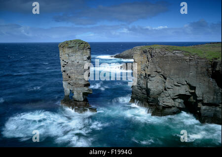 Yesnaby Castello a mare della pila, Orkney continentale, Scotland, Regno Unito Foto Stock