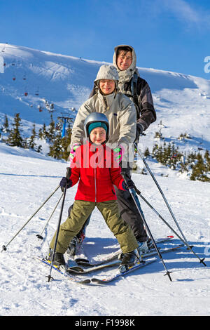 Famiglia di tre persone Impara a sciare insieme Foto Stock