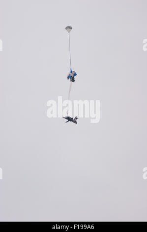 Blackpool, Regno Unito. Il 30 agosto, 2015. Una Mattina nuvoloso in Blackpool ma le condizioni sono quasi perfetta per la 'Base jumpers" tenendo il loro passo di fede off di un 320 piedi di altezza sulla gru di Blackpool Beach. Credito: Gary Telford/Alamy live news Foto Stock