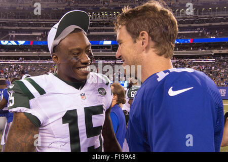 Agosto 29, 2015: New York getti wide receiver Brandon Marshall (15) parla con New York Giants quarterback Eli Manning (10) a seguito della NFL preseason game tra il New York getti e New York Giants a MetLife Stadium di East Rutherford, New Jersey. I getti vinto 28-18. Christopher Szagola/CSM Foto Stock