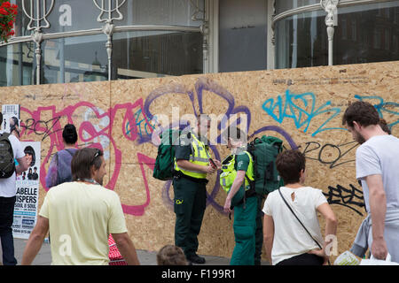 Notting Hill, Regno Unito. Il 30 agosto, 2015. Londra Ambulanec personale di servizio di partecipare al carnevale di Notting Hill childrens parade. Credito: Keith Larby/Alamy Live News Foto Stock