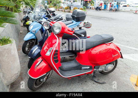 Gaeta, Italia - 15 agosto 2015: Classic Vespa scooter sta parcheggiato su una strada, vista laterale Foto Stock