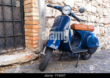 Gaeta, Italia - 19 agosto 2015: Blu Classico Vespa PX 150 scooter sta parcheggiata in città italiana Foto Stock