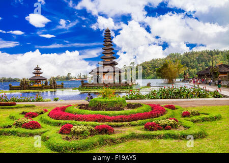 Misteriosi templi di Bali island - famoso Ulun Danu nel lago Bratan Foto Stock