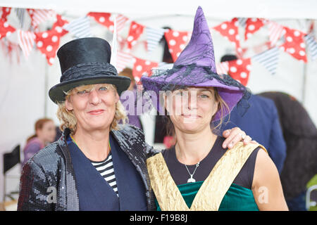 Due donne in costume in un villaggio di fete. Foto Stock