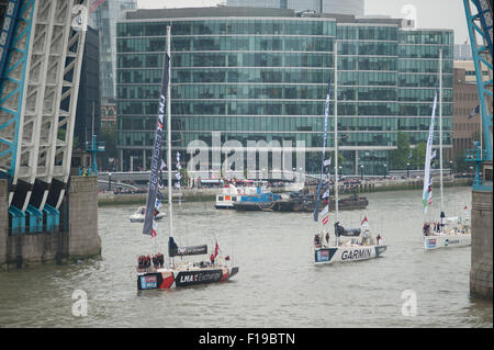 St Katharine Docks, Londra, Regno Unito. Il 30 agosto, 2015. Il Clipper il giro del mondo in barca a vela inizia con la flotta di Ocean racing yachts passando sotto iconico il Tower Bridge di Londra centrale per iniziare a 40.000 miglio nautico di viaggio. Credito: Malcolm Park editoriale/Alamy Live News Foto Stock