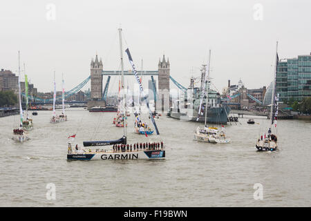 Londra, Regno Unito. Il 30 agosto, 2015. Clipper yachts parade sul Fiume Tamigi come essi lasciare Londra sotto un sollevato il Tower Bridge per l'inizio del giro del mondo Race Clipper 2015. Credito: Spedizioni pics/Alamy Live News Foto Stock