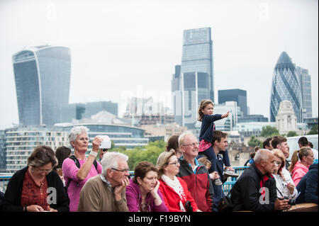 Londra, Regno Unito. Il 30 agosto 2015. Grandi folle si riuniscono per vedere i dodici yachts in competizione in The Clipper Round the World Race lasciare gli ormeggi in St Katherine's Dock per il loro viaggio verso il fiume Tamigi per l'inizio della loro 40.000 miglia, 11 mese gara. Ogni imbarcazione comprende un equipaggio di 22 - skipper professionista e il resto amatori, molti dei quali non avevano mai navigato prima di raccogliere la sfida. Credito: Stephen Chung / Alamy Live News Foto Stock