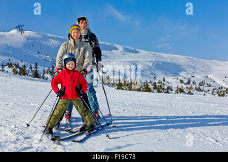 Famiglia di tre persone Impara a sciare insieme Foto Stock