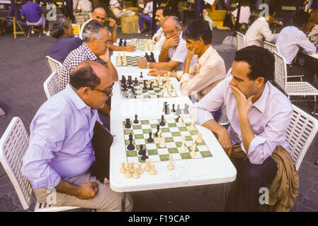 CARACAS - VENEZUELA - Gli uomini che giocano a scacchi all'aperto su Sabana Grande mall pedonale. 1988 Foto Stock