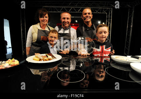 Bolton, Regno Unito. Il 30 agosto, 2015. La decima edizione della Bolton Food and Drink Festival, Victoria Square, Bolton, Lancashire. Chef in grande menu Bolton concorrenza, Stephen Halsall, sinistra e Simon legno con i loro aiutanti l-r Donna palla, Ben Charlesworth di età compresa tra i 7 e Oscar Morrissy di età compresa tra i 9. Credito: Paolo Heyes/Alamy Live News Foto Stock