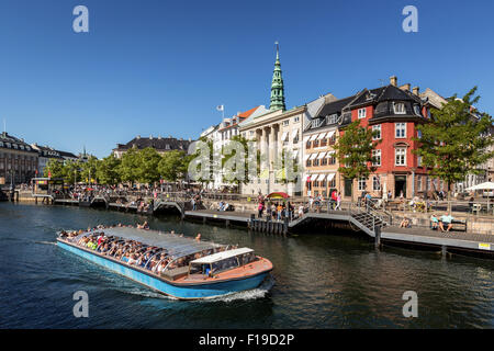 Tour in barca con i turisti in Copenhagen Canal, Copenhagen, Danimarca Foto Stock