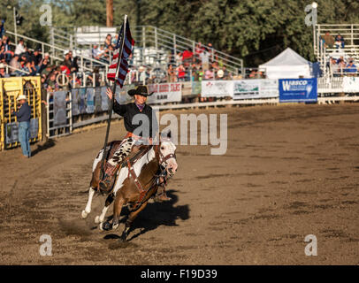 Guardia di colore con bandiera americana alle cerimonie di apertura di un rodeo, il Fort Dalles Rodeo, Oregon, USA Foto Stock